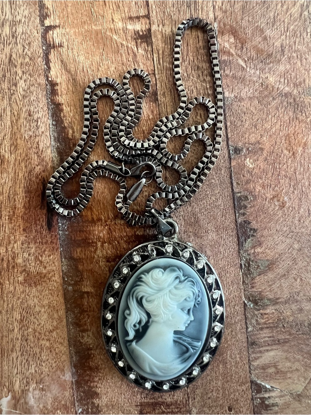 Victorian Revival Rhinestone Cameo Pendant w/Gunmetal 28” Box Chain Grey & White